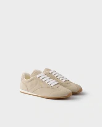 Adidași din piele de căprioară