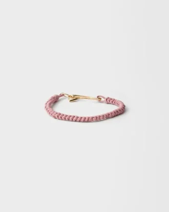Brățară din piele Nappa împletită cu ornament metalic Brățară din piele Nappa împletită cu ornament metalic