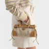 Geantă de mână Prada Bonnie mică din in și piele Geantă de mână Prada Bonnie mică din in și piele
