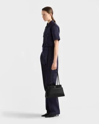 Geantă medie din piele Prada Passage cu clapă din Re-Nylon Geantă medie din piele Prada Passage cu clapă din Re-Nylon
