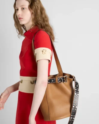 Geantă Prada din piele cu cataramă și curea cu ținte