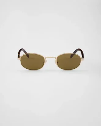 Ochelari de soare cu plăcuța metalică iconică