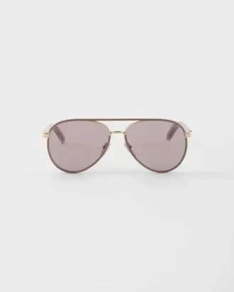 Ochelari de soare Prada cu plăcuța metalică iconică