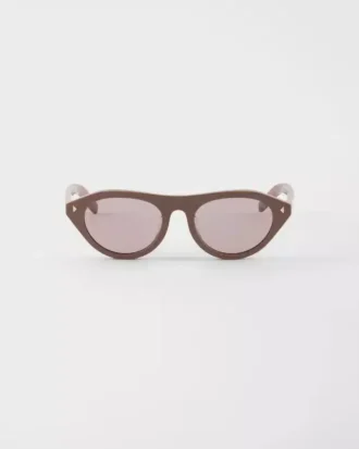 Ochelari de soare Prada cu plăcuța metalică iconică