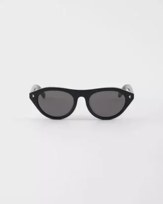 Ochelari de soare Prada cu plăcuța metalică iconică
