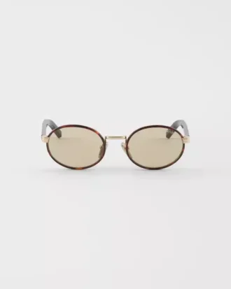 Ochelari de soare Prada cu plăcuța metalică iconică