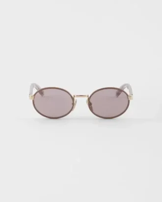 Ochelari de soare Prada cu plăcuța metalică iconică