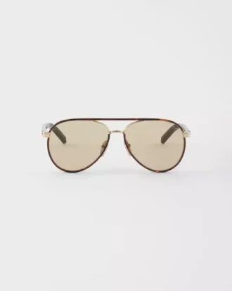 Ochelari de soare Prada cu plăcuța metalică iconică