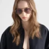 Ochelari de soare Prada cu plăcuța metalică iconică