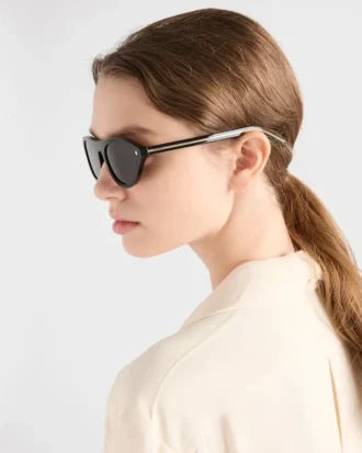 Ochelari de soare Prada cu plăcuța metalică iconică