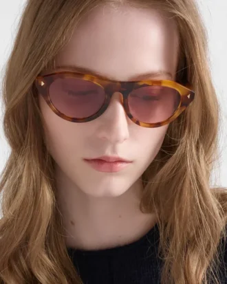 Ochelari de soare Prada cu plăcuța metalică iconică