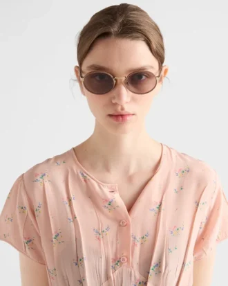Ochelari de soare Prada cu plăcuța metalică iconică