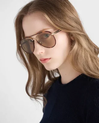 Ochelari de soare Prada cu plăcuța metalică iconică