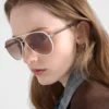 Ochelari de soare Prada cu plăcuța metalică iconică